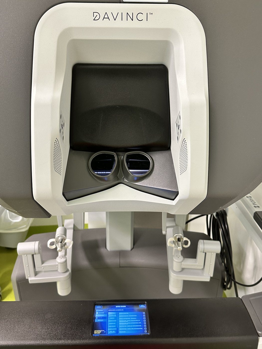 Steuerkonsole eines Operationsroboters mit Einblick und Handgriffen