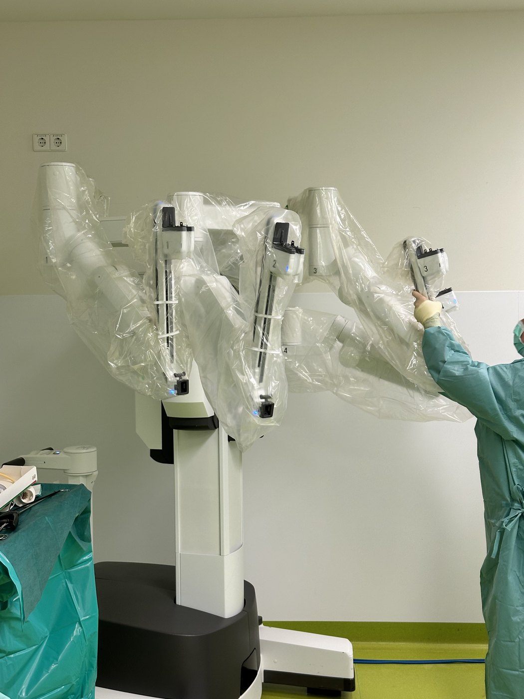 Patientenwagen eines Operationsroboters mit vier sterilen Armen